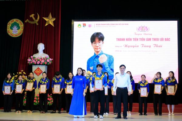 Học sinh Trường Phổ thông Tuyên Quang nhận danh hiệu thanh niên tiên tiến làm theo lời Bác năm 2024
