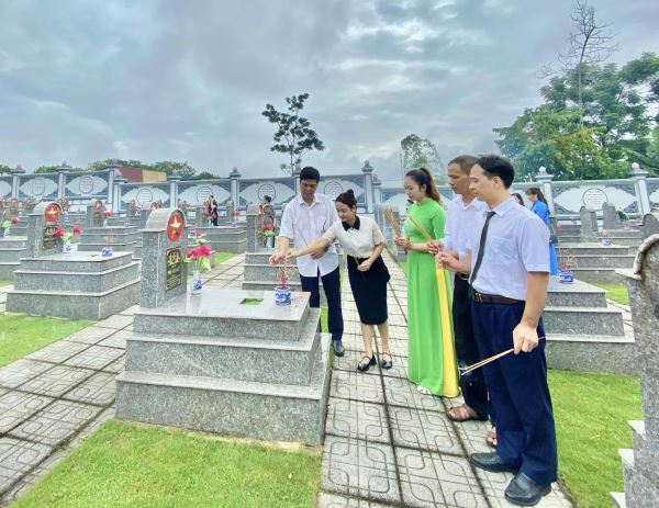 Dâng hương tưởng nhớ các liệt sĩ tại nghĩa trang tỉnh Tuyên Quang