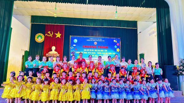 Học sinh Trường mầm non Trung Môn tham quan Trường Phổ thông Tuyên Quang