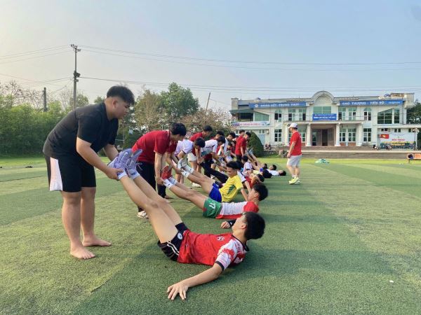 Sôi nổi giờ học năng khiếu bóng đá