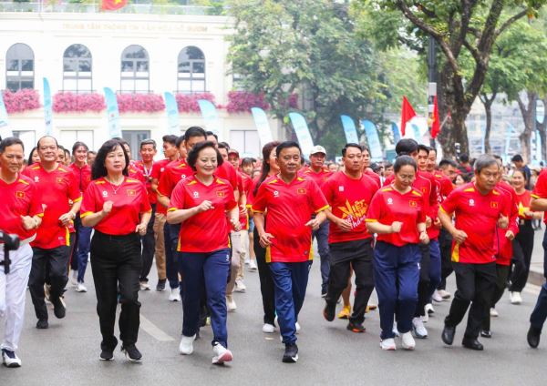Cán bộ, giáo viên, nhân viên Trường Phổ thông Tuyên Quang hưởng ứng Lễ phát động phong trào toàn dân tập luyện thể thao năm 2026
